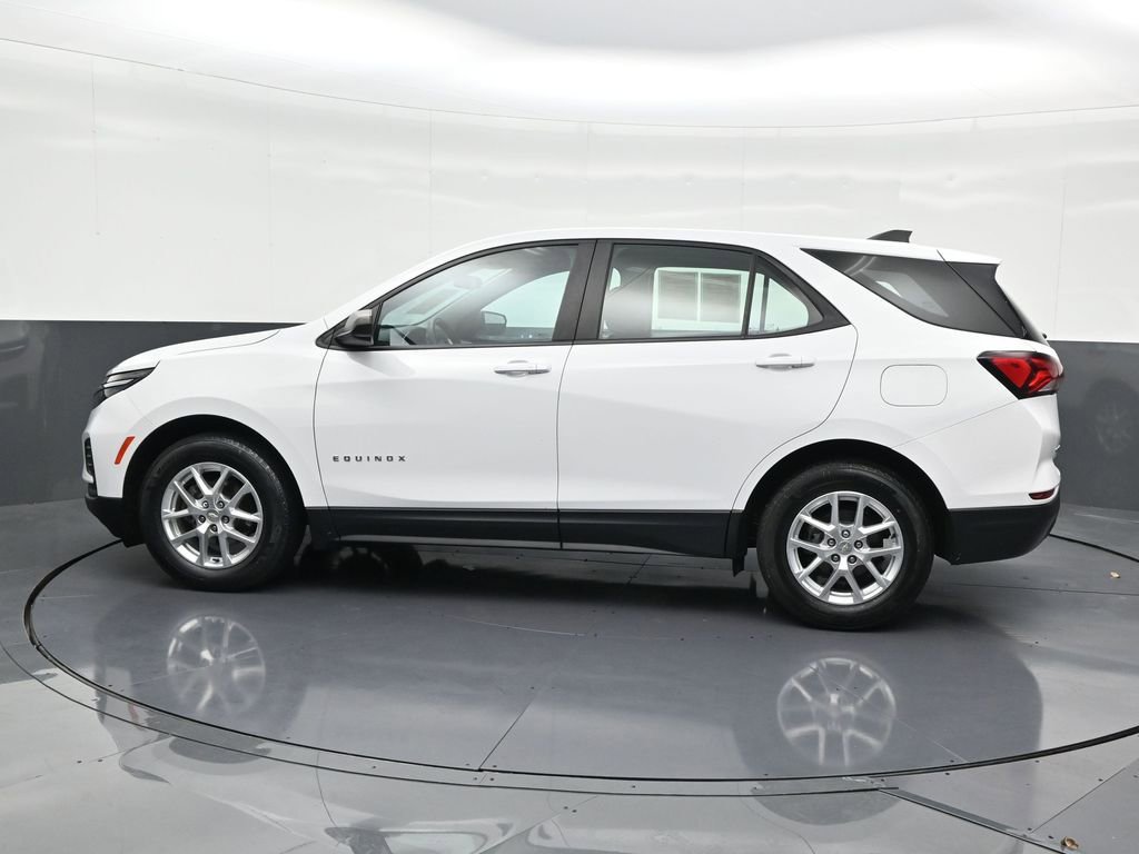Used 2022 Chevrolet Equinox LS image 2