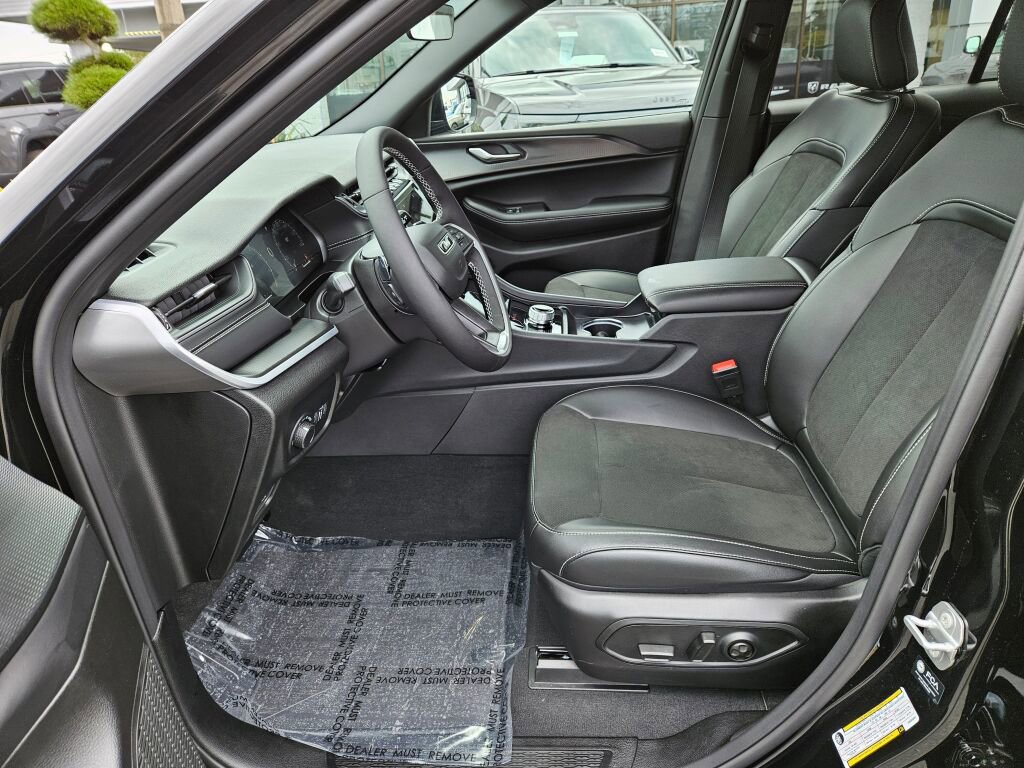Used 2025 Jeep Grand Cherokee Altitude AWD/4WD image 12