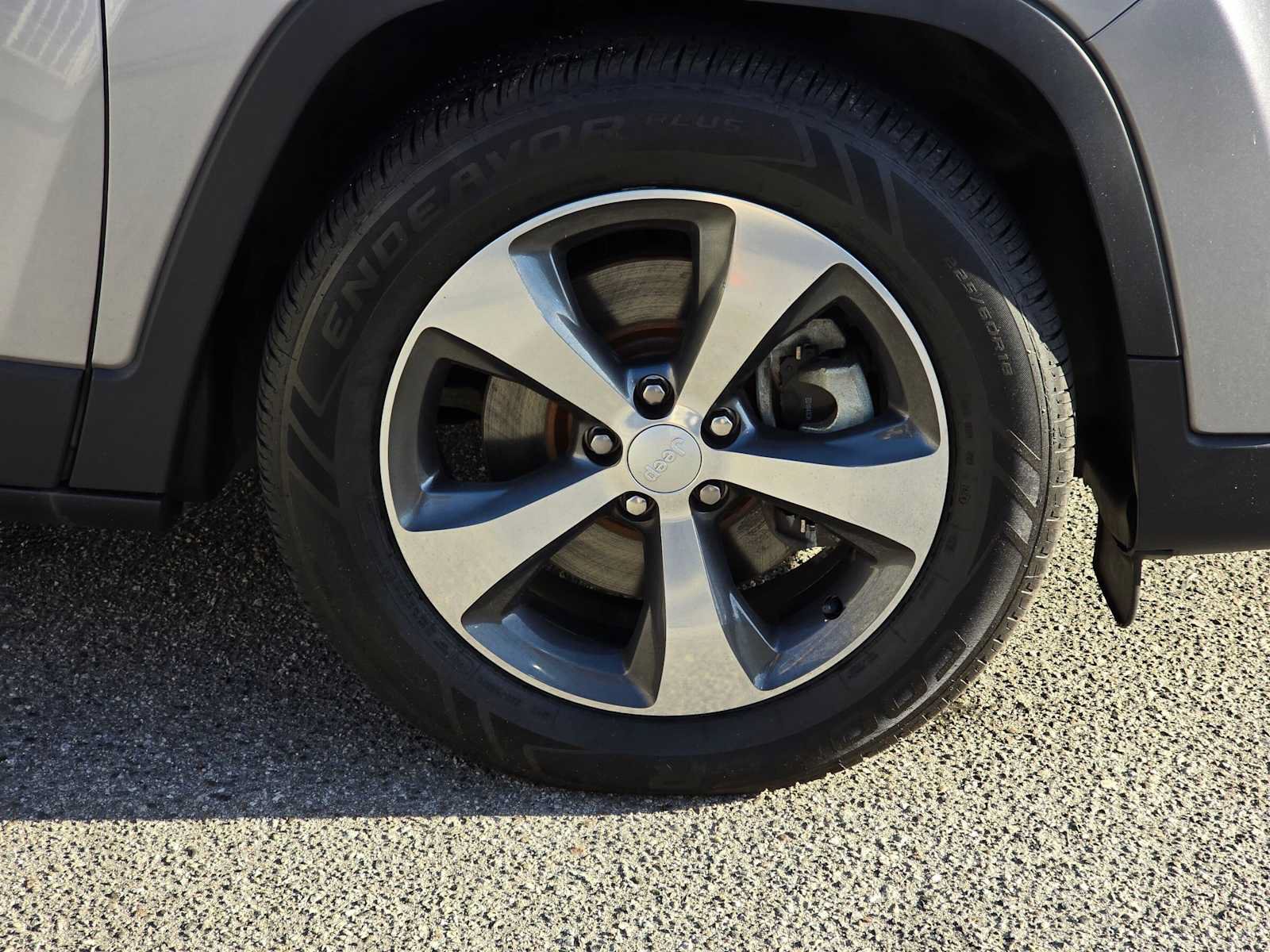 Used 2019 Jeep Cherokee Limited FWD image 9