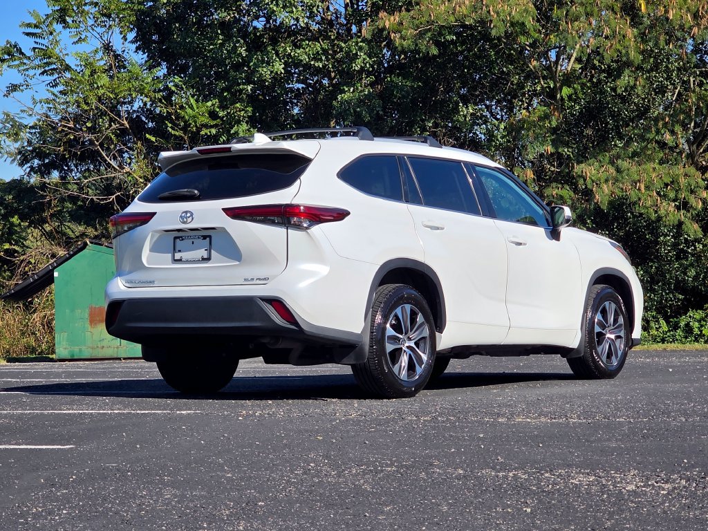 Used 2022 Toyota Highlander XLE AWD/4WD image 4