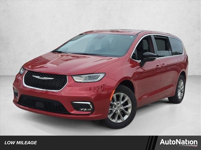 Used 2025 Chrysler Pacifica Select