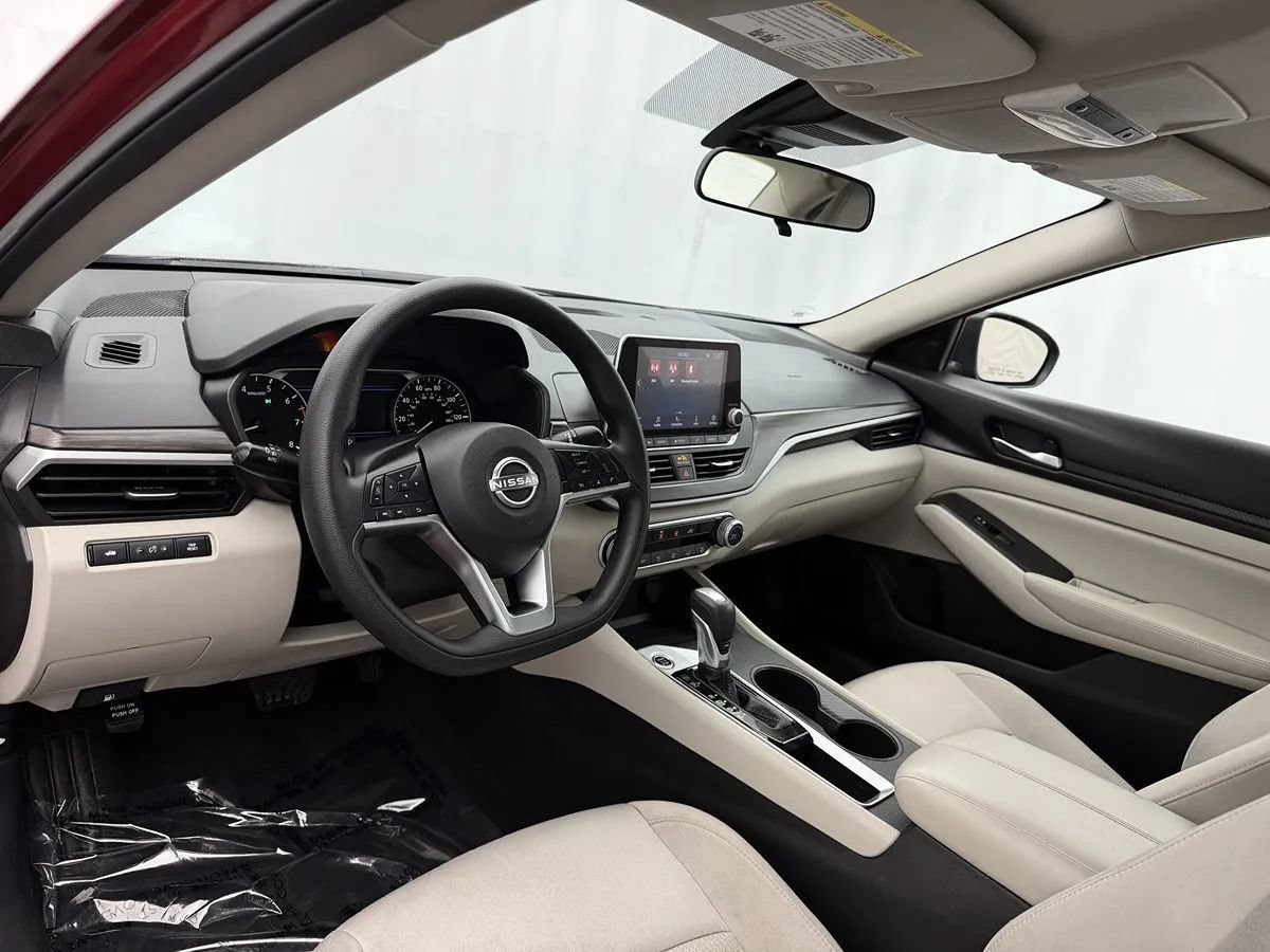 Used 2025 Nissan Altima 2.5 SV FWD image 6