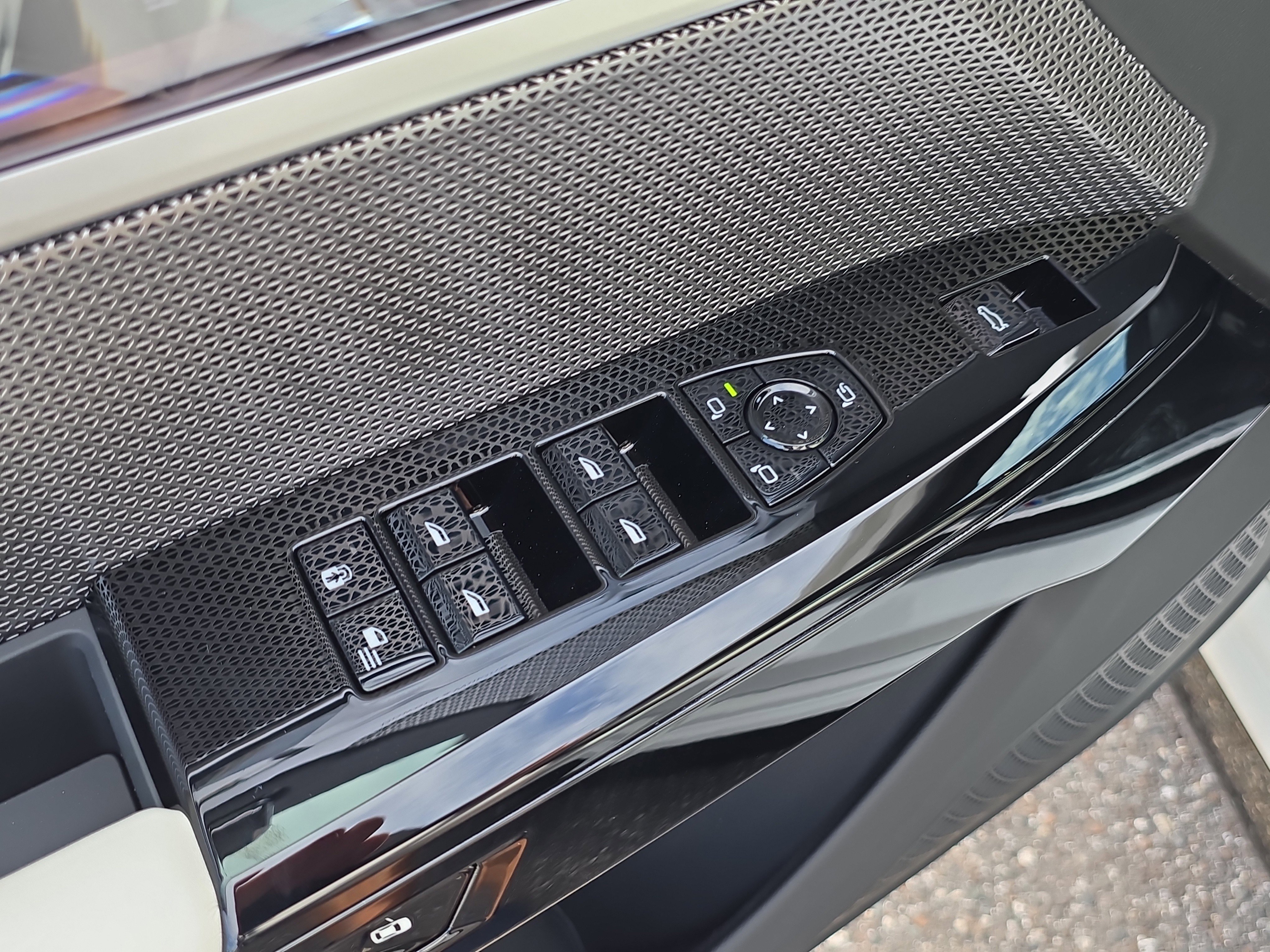 New 2026 BMW 750e xDrive image 20