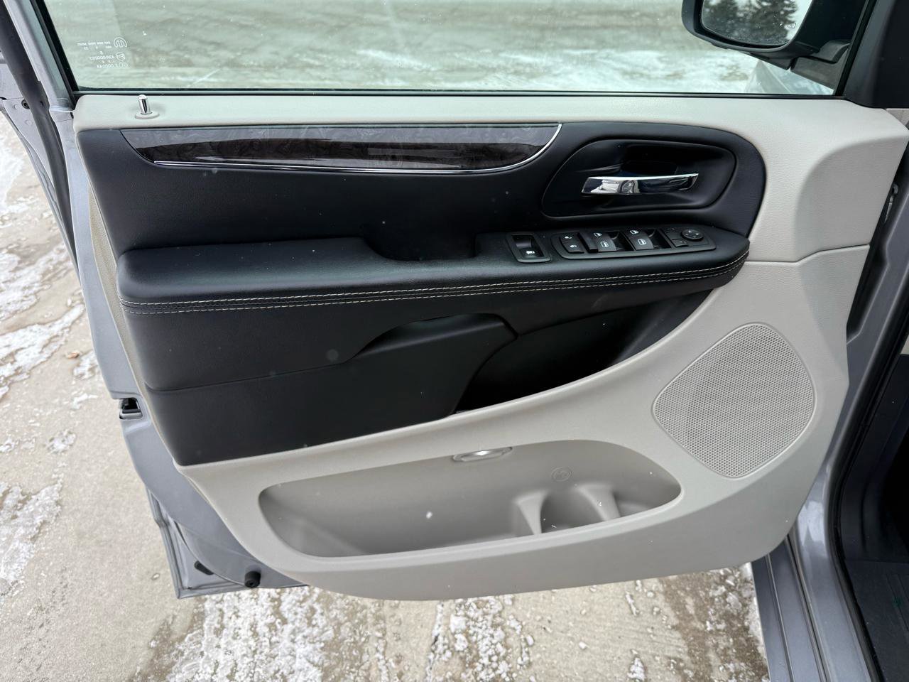 Used 2015 Chrysler Town & Country Touring w/ Driver Convenience Group image 15