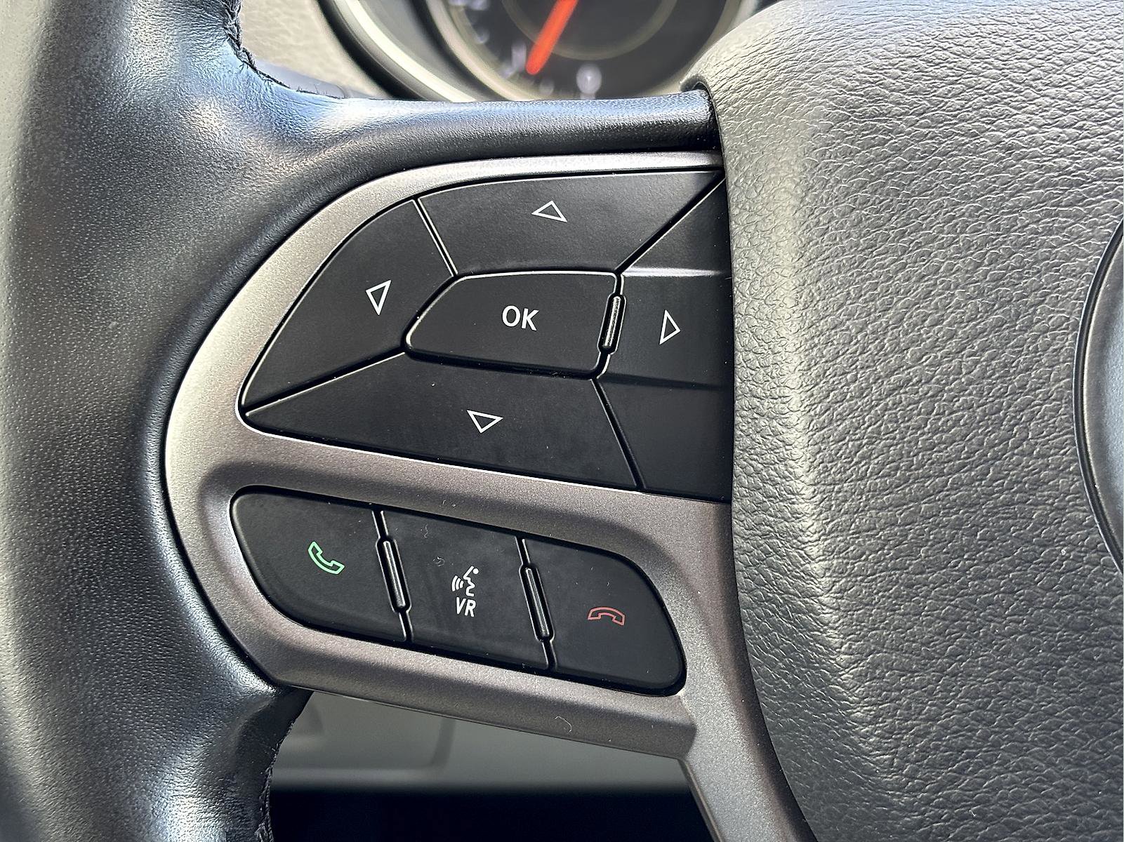 Used 2020 Jeep Cherokee Latitude Plus w/ Cold Weather Group AWD/4WD image 31