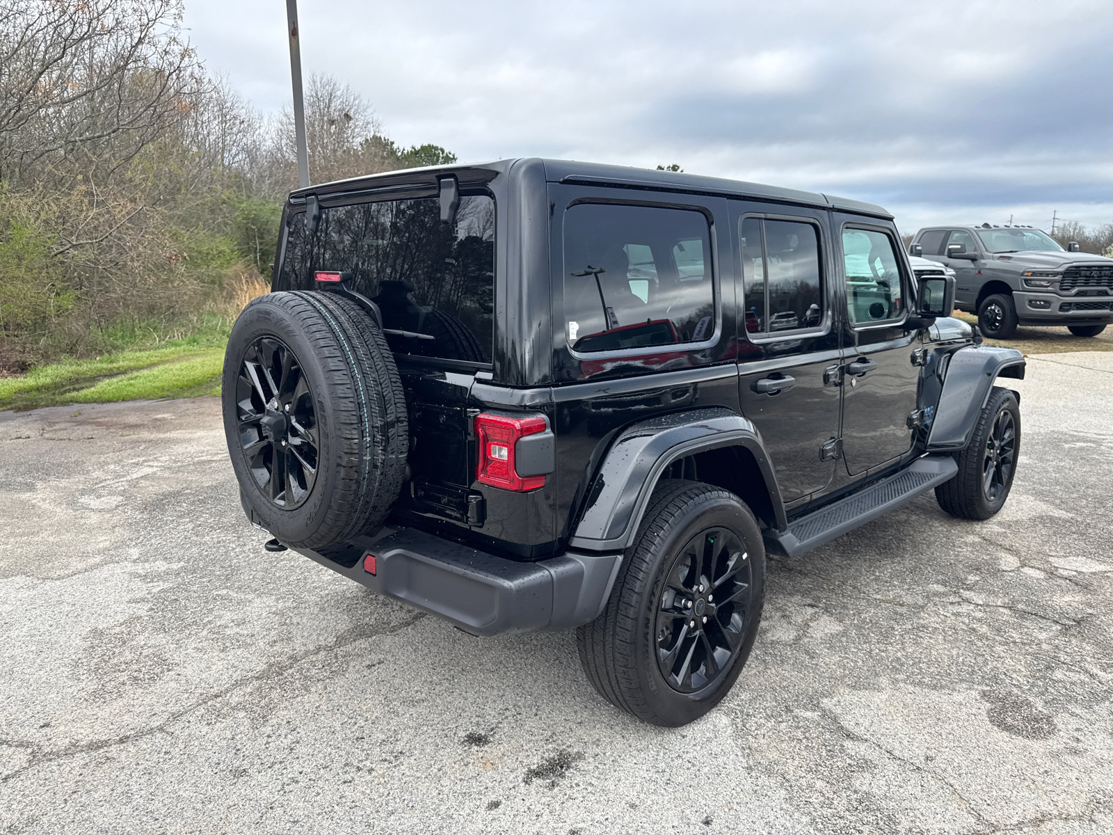 Used 2025 Jeep Wrangler Sahara image 5