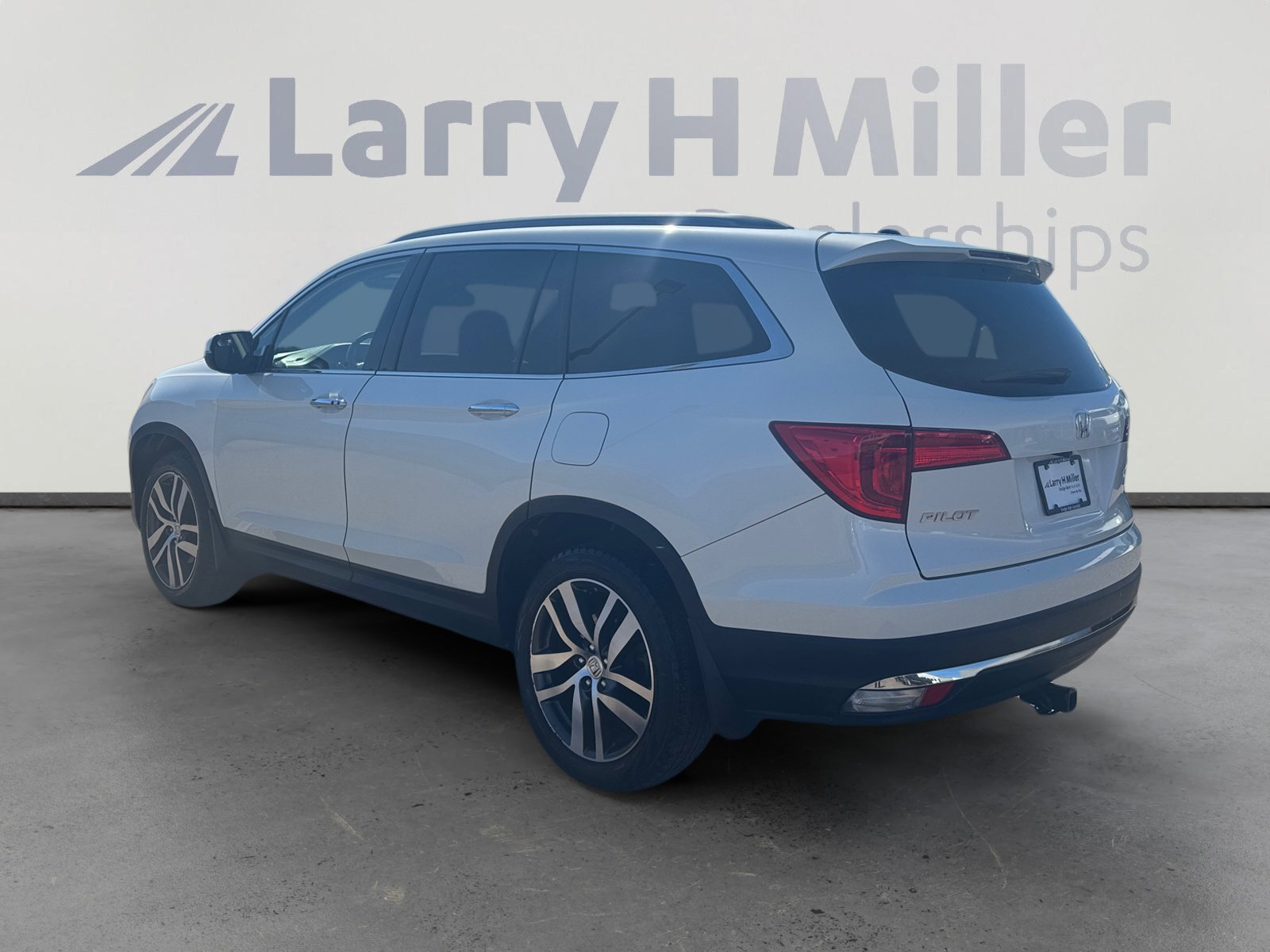 Used 2017 Honda Pilot Touring image 2