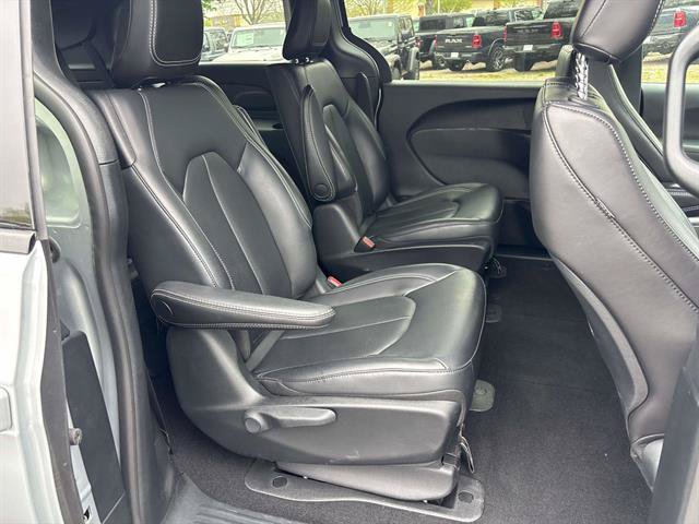 Used 2023 Chrysler Pacifica Touring-L w/ S Appearance Package FWD image 16
