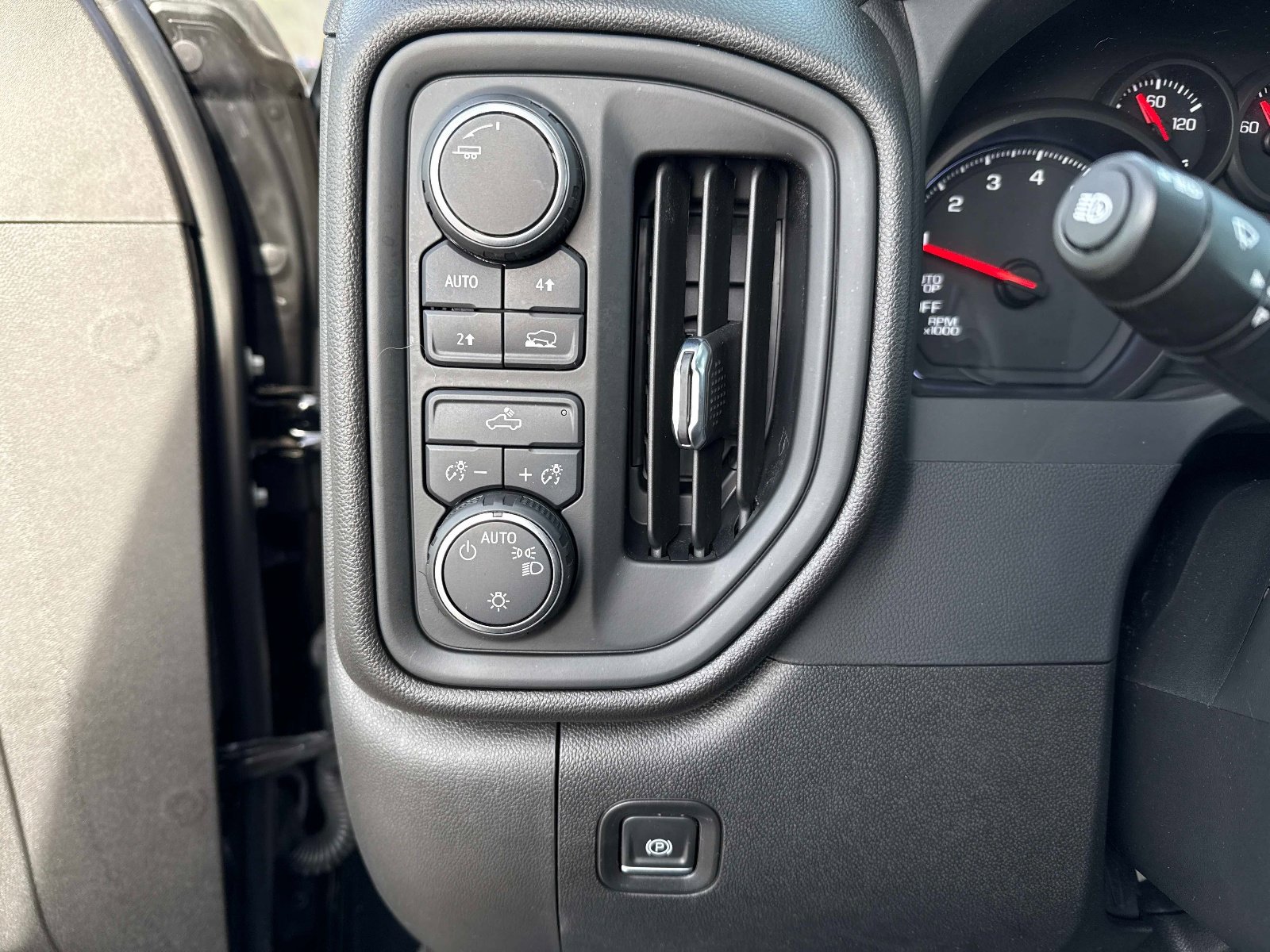 Used 2024 Chevrolet Silverado 1500 Custom image 30