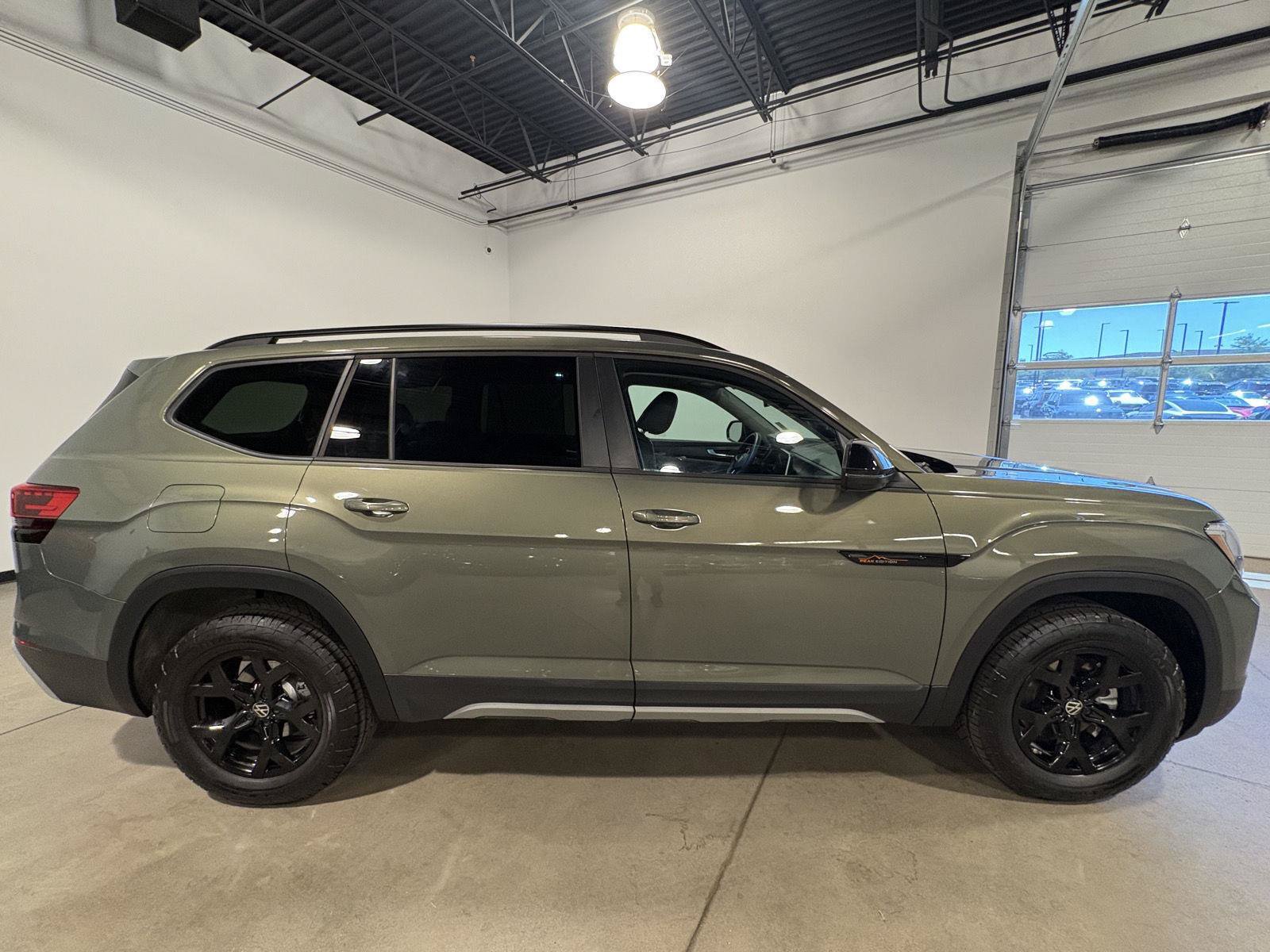 Used 2025 Volkswagen Atlas Peak Edition SE AWD/4WD image 2