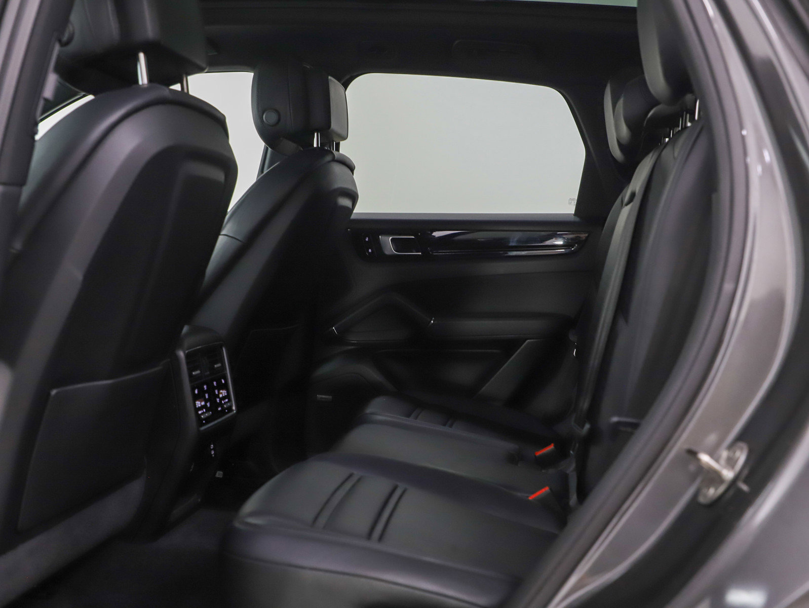 Used 2021 Porsche Cayenne w/ Premium Package Plus AWD/4WD image 21