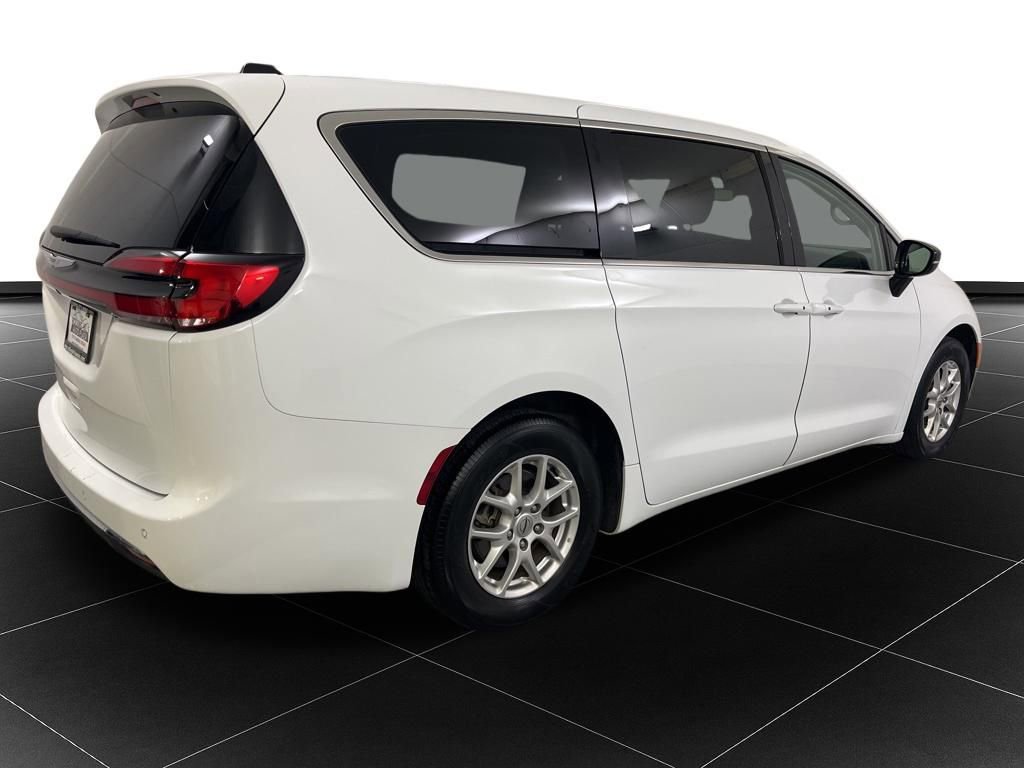 Used 2024 Chrysler Pacifica Touring-L image 5