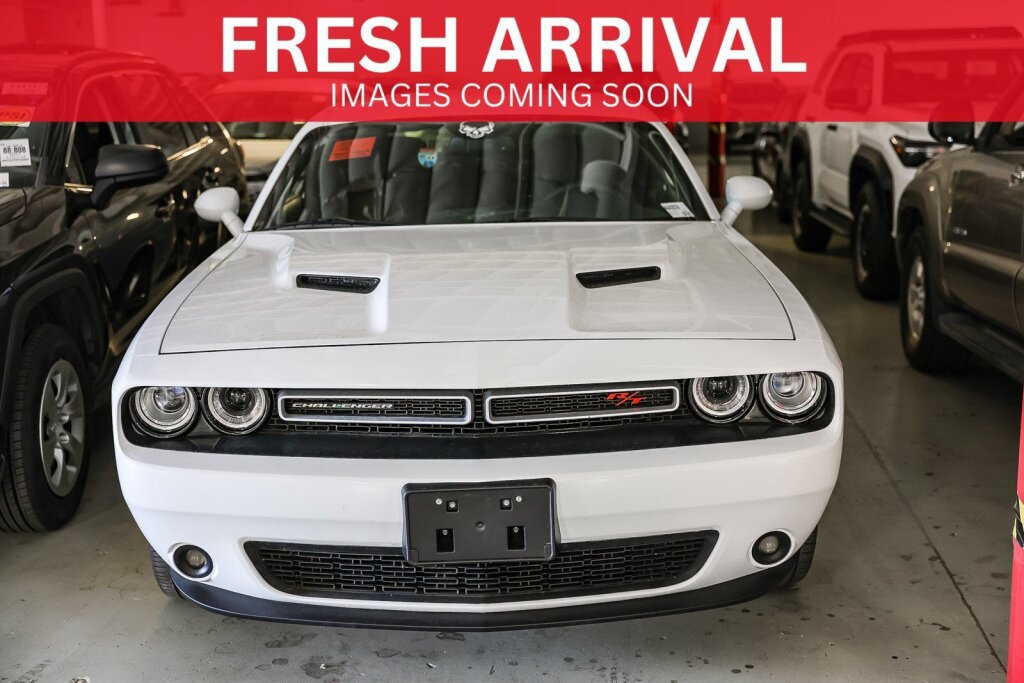 Used 2016 Dodge Challenger R/T RWD image 1