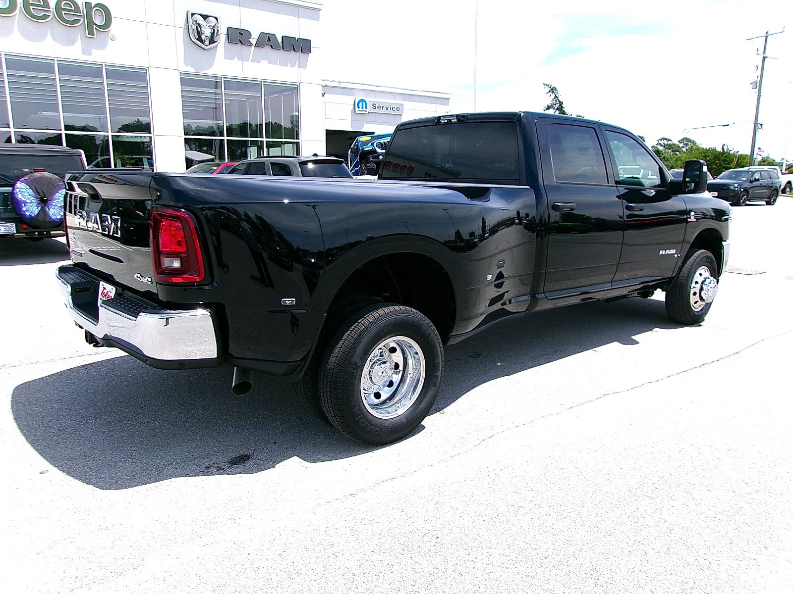 New 2026 RAM 3500 Big Horn AWD/4WD image 4