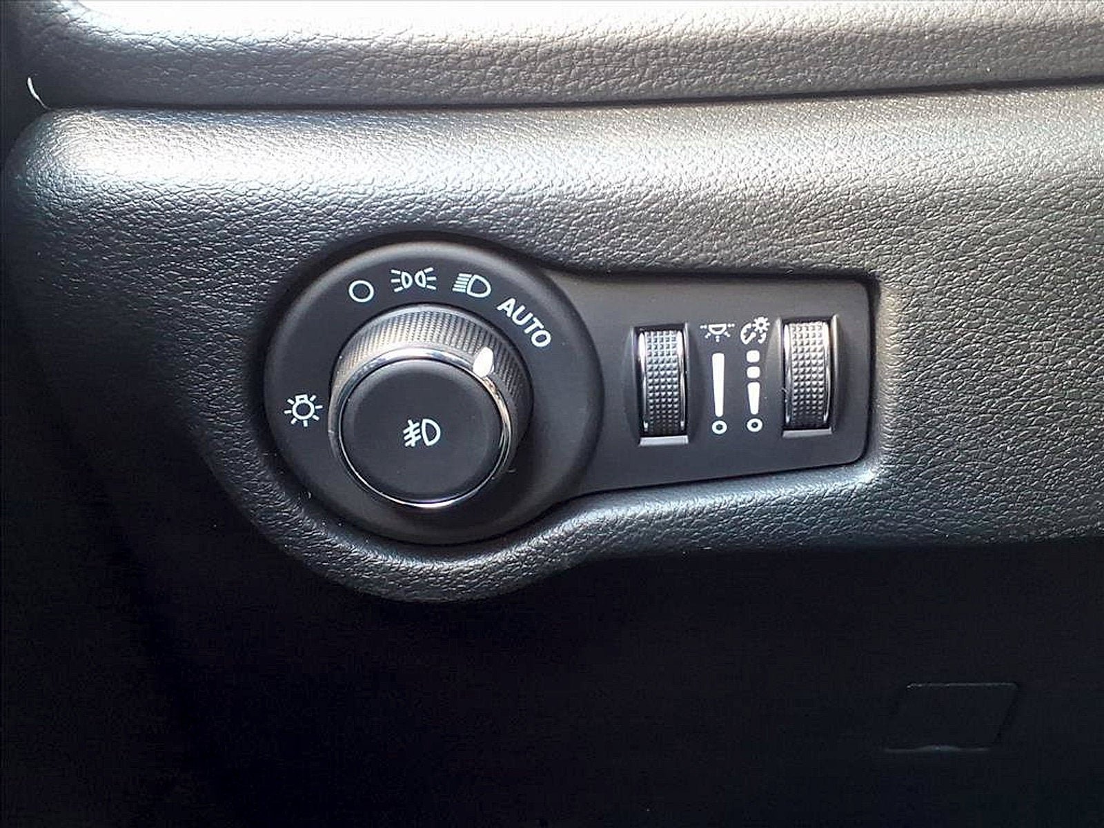New 2026 Chrysler Pacifica Select FWD image 14