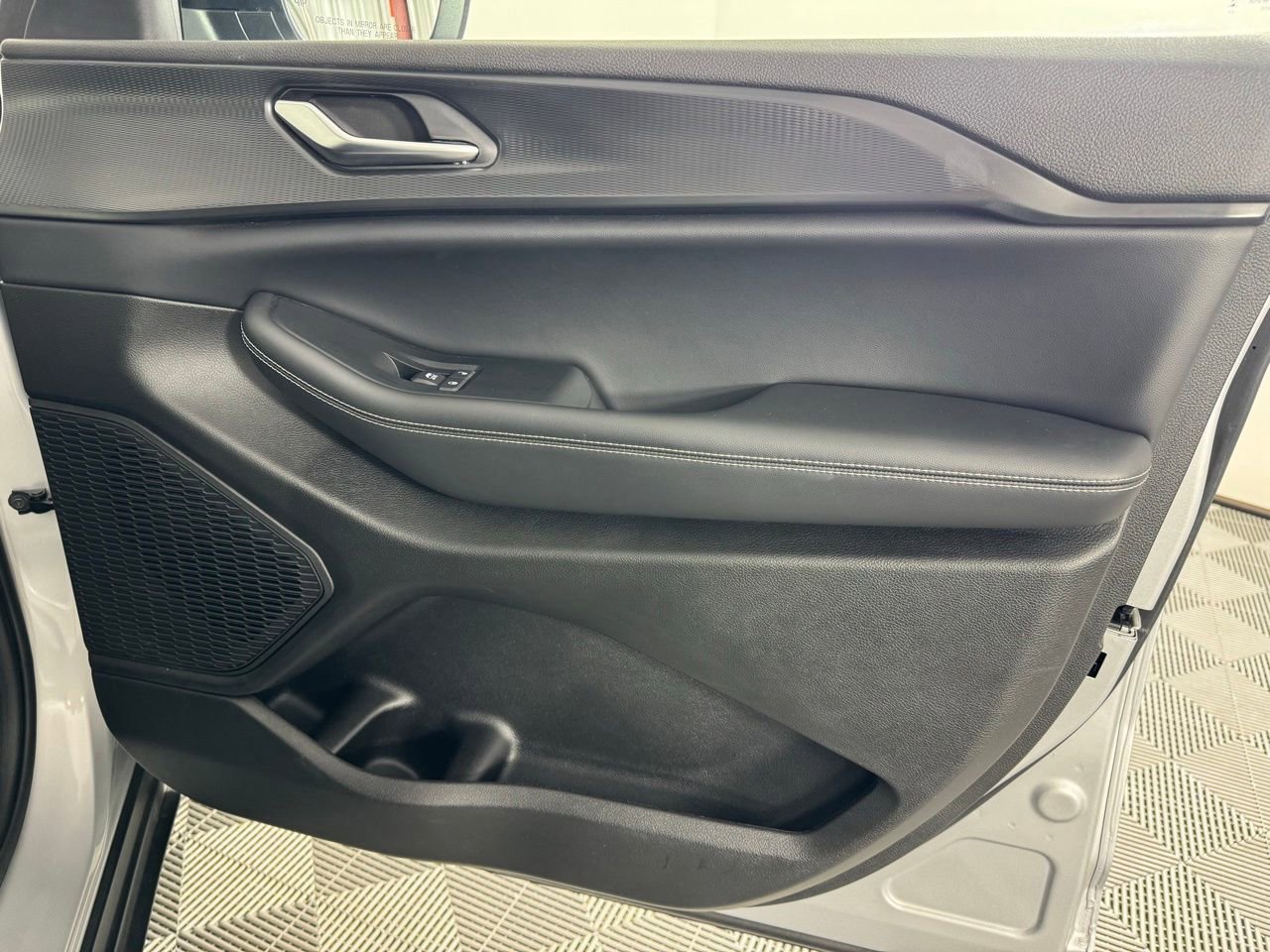 Used 2023 Jeep Grand Cherokee Laredo X image 30