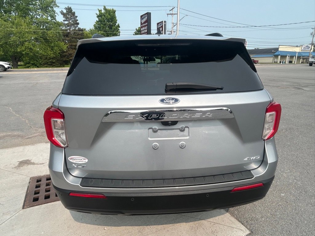 Used 2022 Ford Explorer XLT AWD/4WD image 3