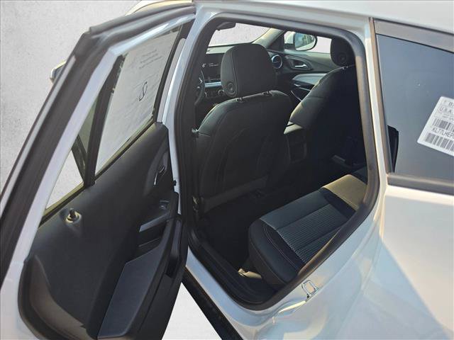 New 2026 Chevrolet Trax LT w/ Sunroof Package FWD image 16