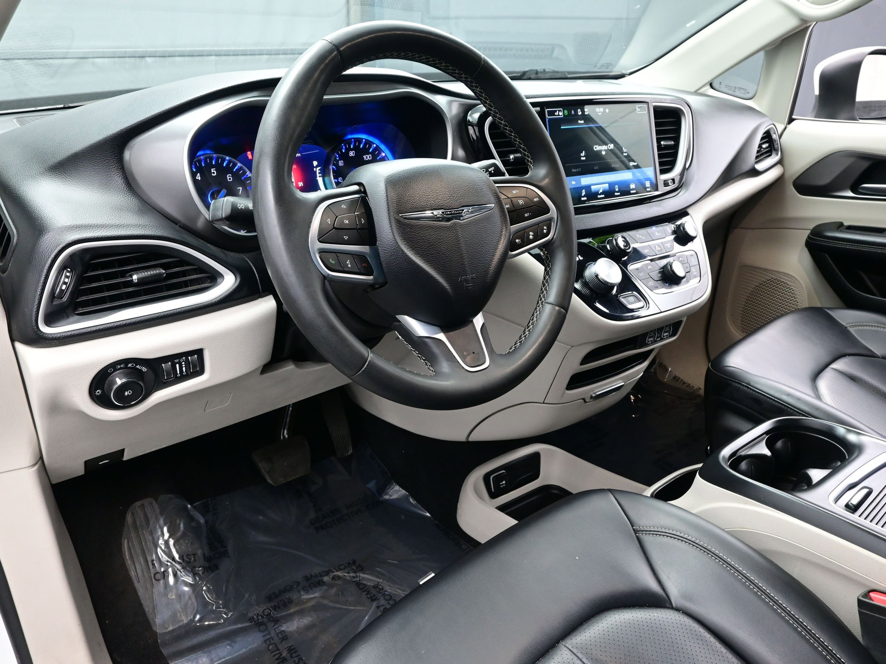 Used 2023 Chrysler Pacifica Touring-L image 13