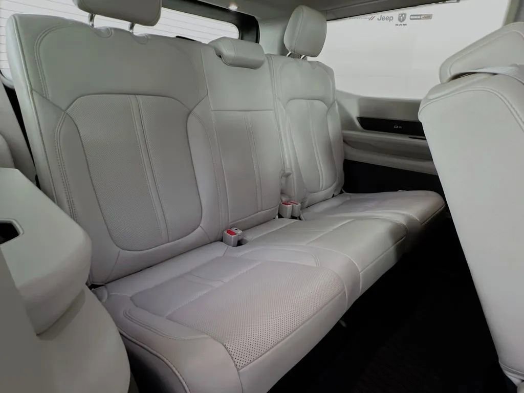 Used 2024 Jeep Wagoneer 2WD w/ Premium Group I image 30