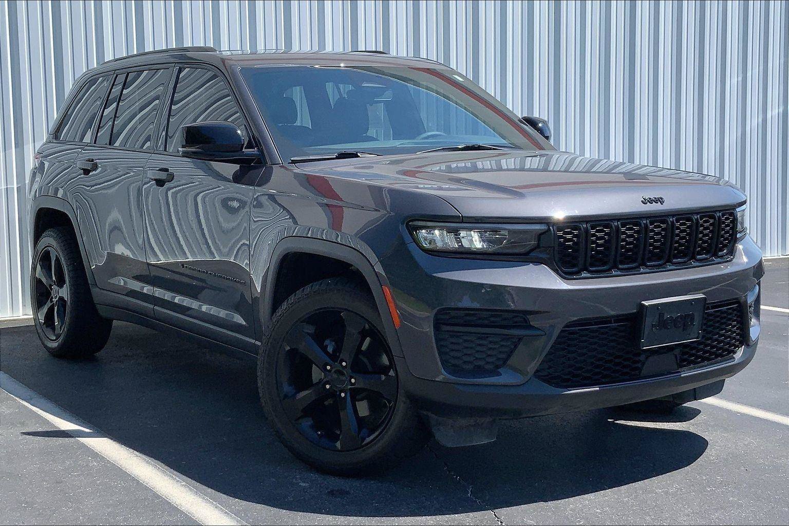 Used 2023 Jeep Grand Cherokee Altitude AWD/4WD image 31