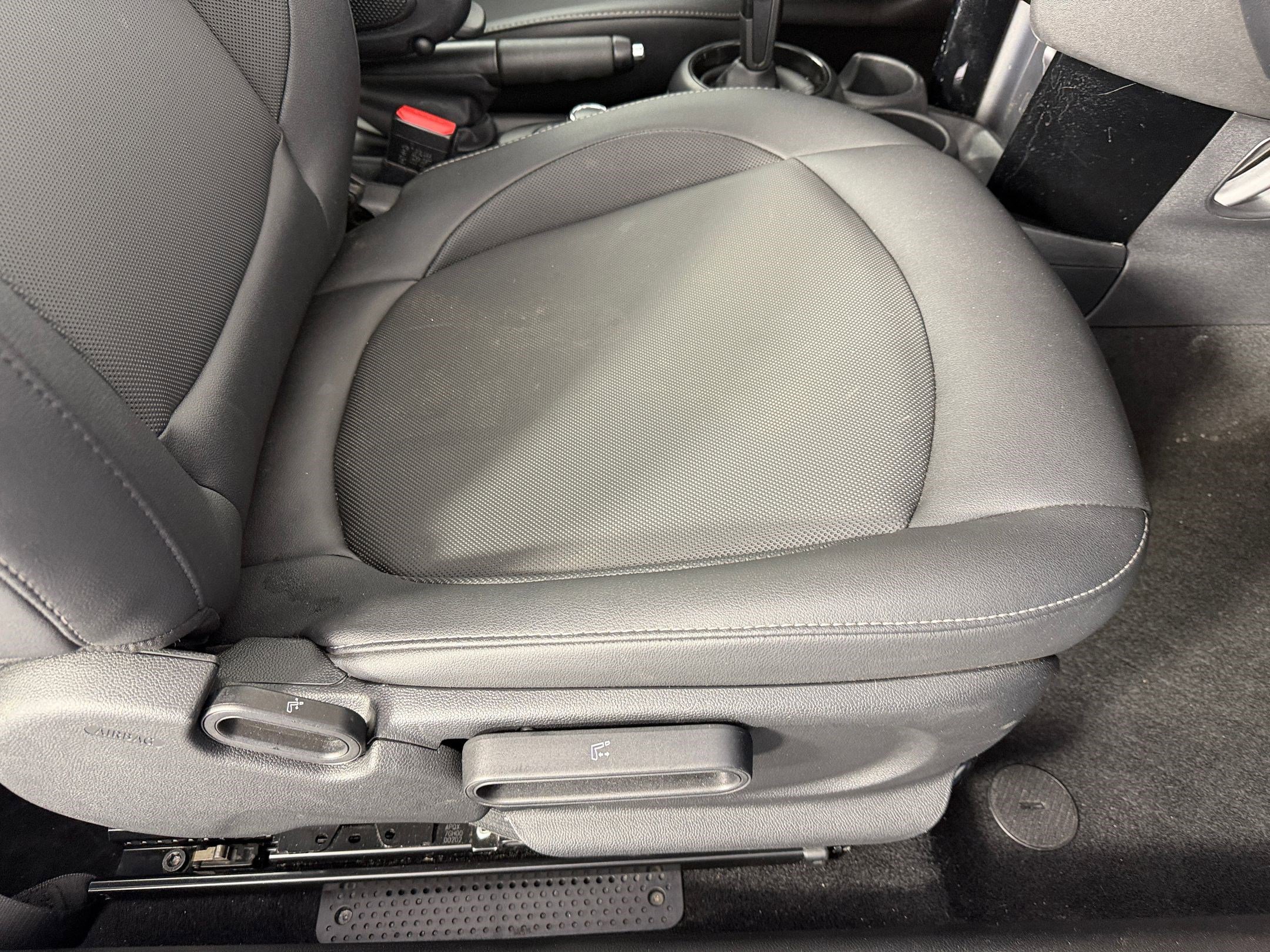 Used 2023 MINI Cooper 2-Door Hardtop image 32