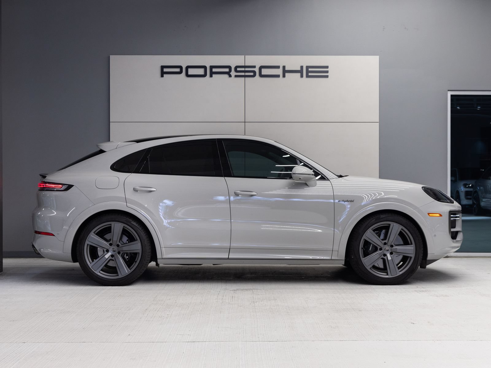 Certified 2026 Porsche Cayenne Turbo AWD/4WD image 8