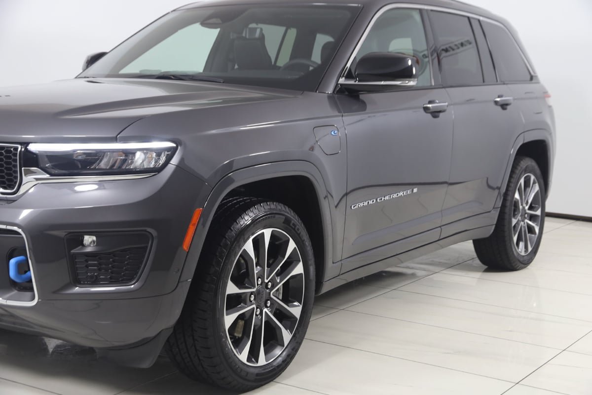 Used 2023 Jeep Grand Cherokee Overland w/ Luxury Tech Group IV AWD/4WD image 49
