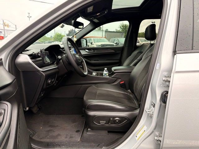 Used 2024 Jeep Grand Cherokee Altitude AWD/4WD image 31