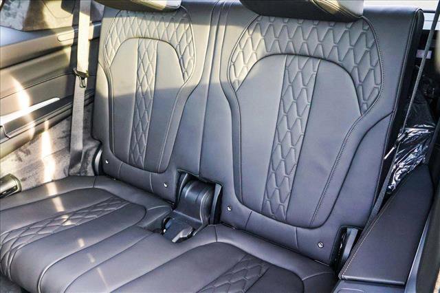 Used 2025 BMW X7 M60i image 21