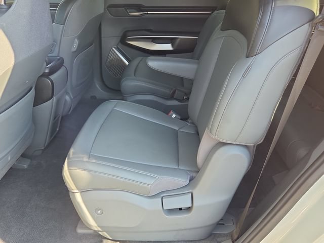 Used 2024 Kia EV9 Light Long Range RWD image 12