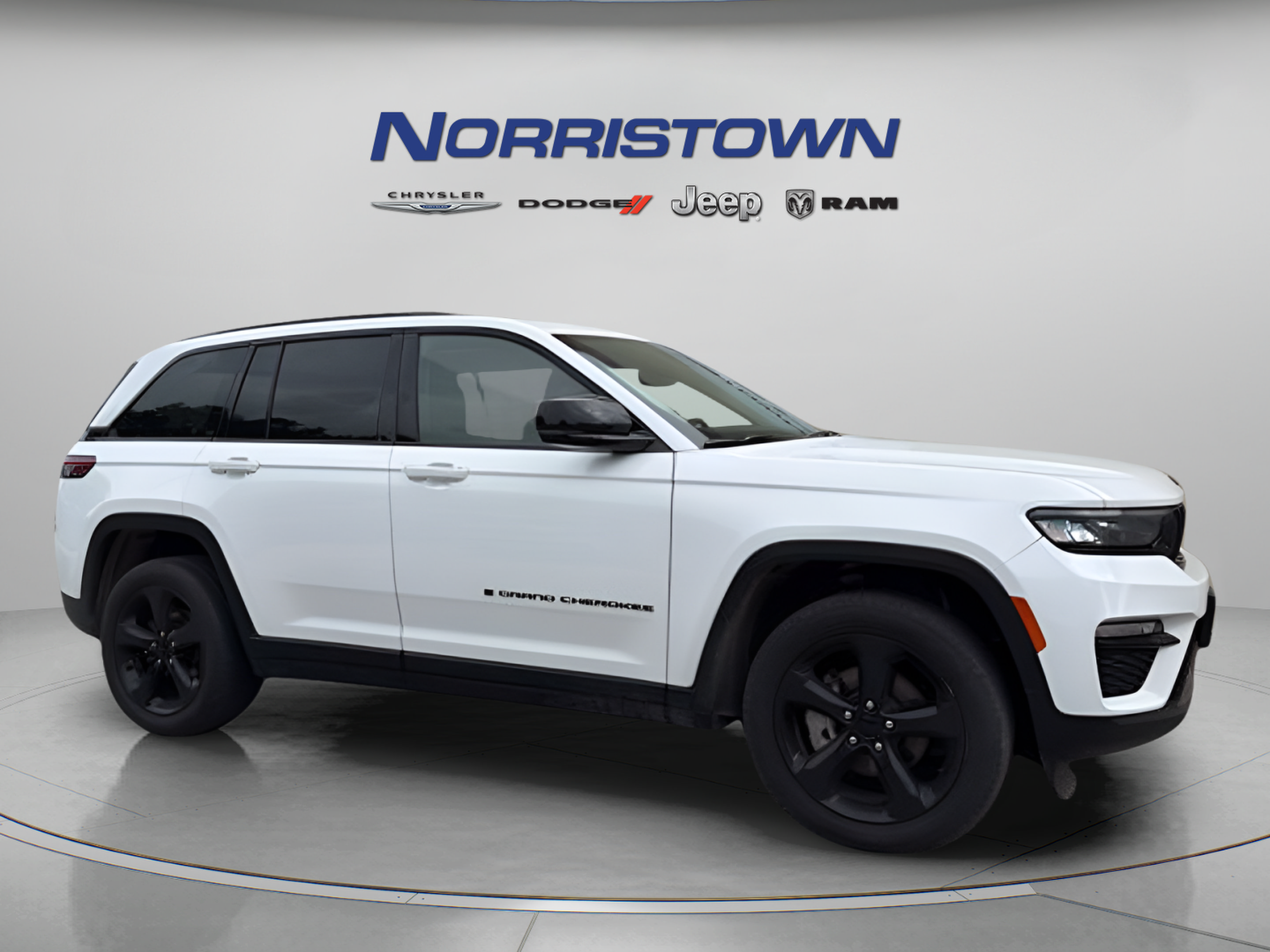 Used 2023 Jeep Grand Cherokee Limited w/ Black Appearance Package AWD/4WD image 8