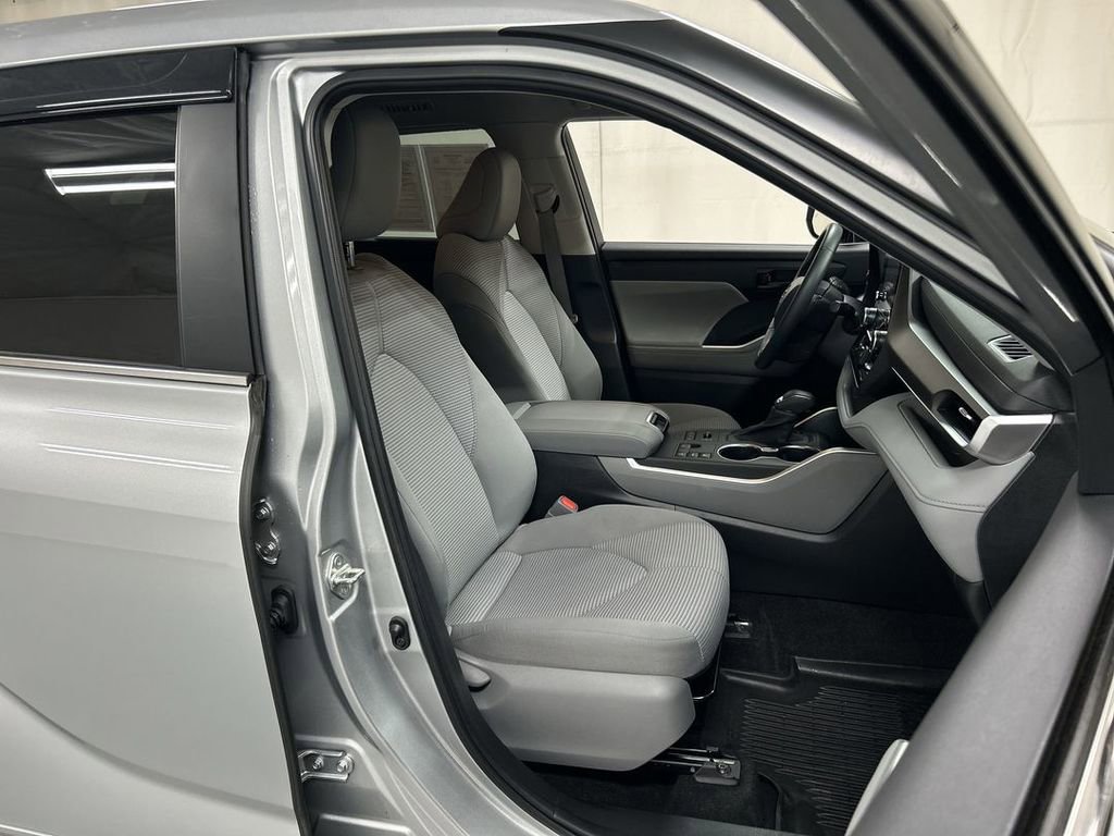 Used 2023 Toyota Highlander LE AWD/4WD image 23