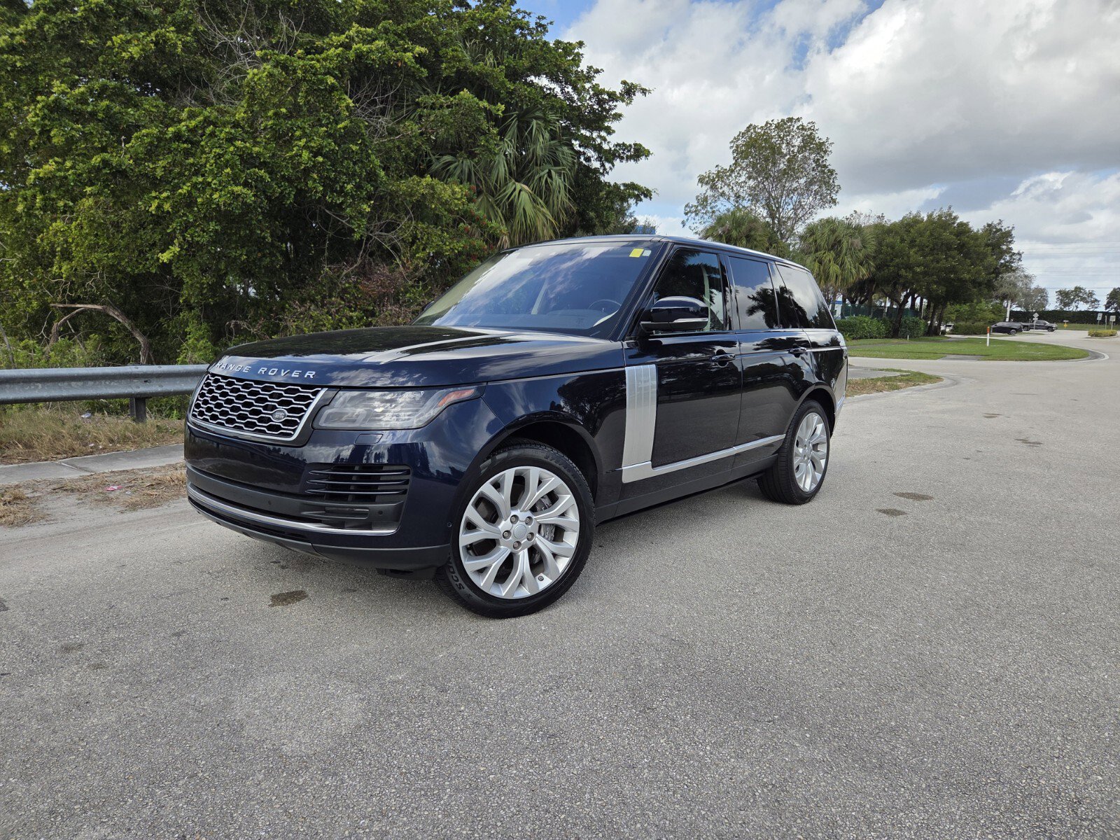 Used 2020 Land Rover Range Rover HSE image 1