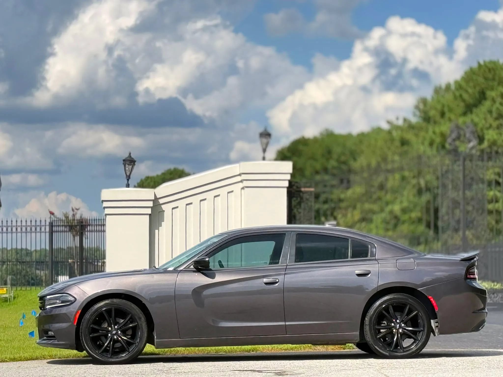 Used 2017 Dodge Charger SXT w/ Blacktop Package RWD image 7