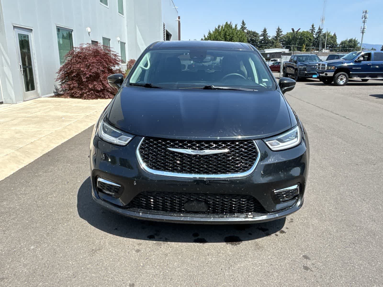 Used 2024 Chrysler Pacifica Touring-L FWD image 8