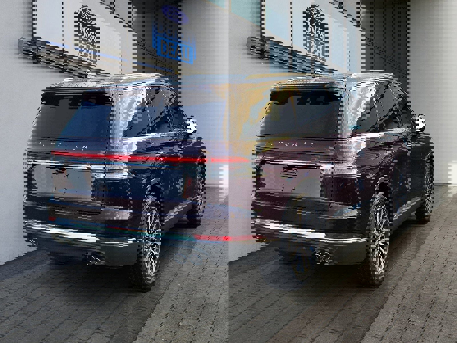 Used 2023 Lincoln Aviator Reserve w/ Elements Package Plus AWD/4WD image 3