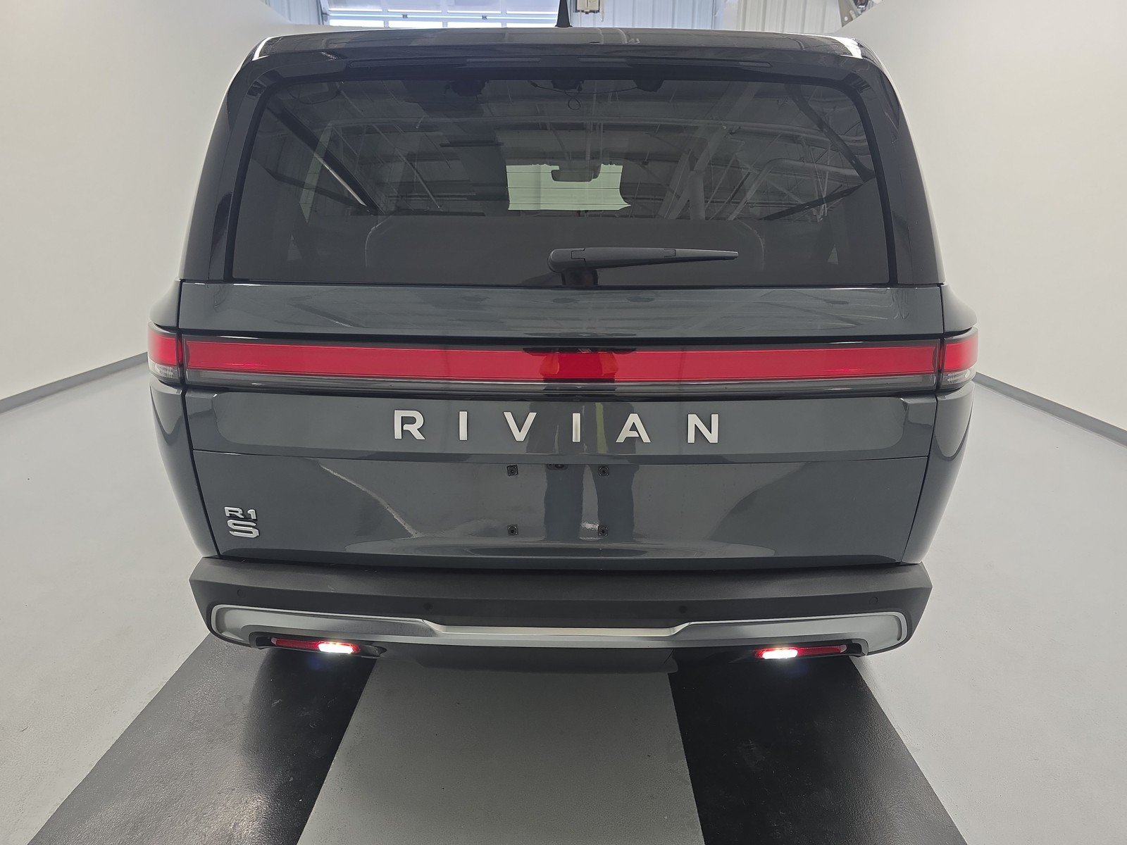 Used 2024 Rivian R1S Adventure AWD/4WD image 4