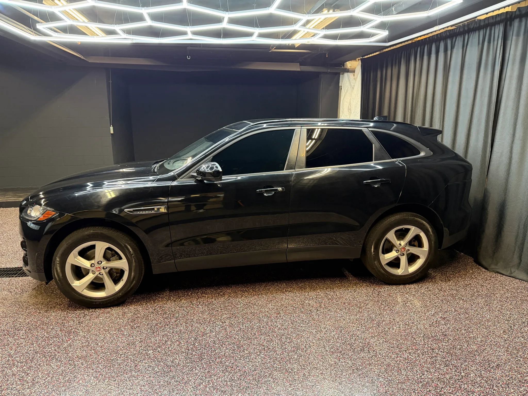 Used 2018 Jaguar F-PACE Premium AWD/4WD image 2