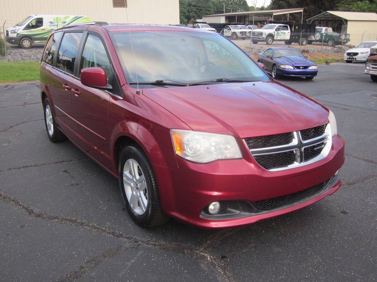 Used 2011 Dodge Grand Caravan Crew w/ Entertainment Group 1 FWD image 4