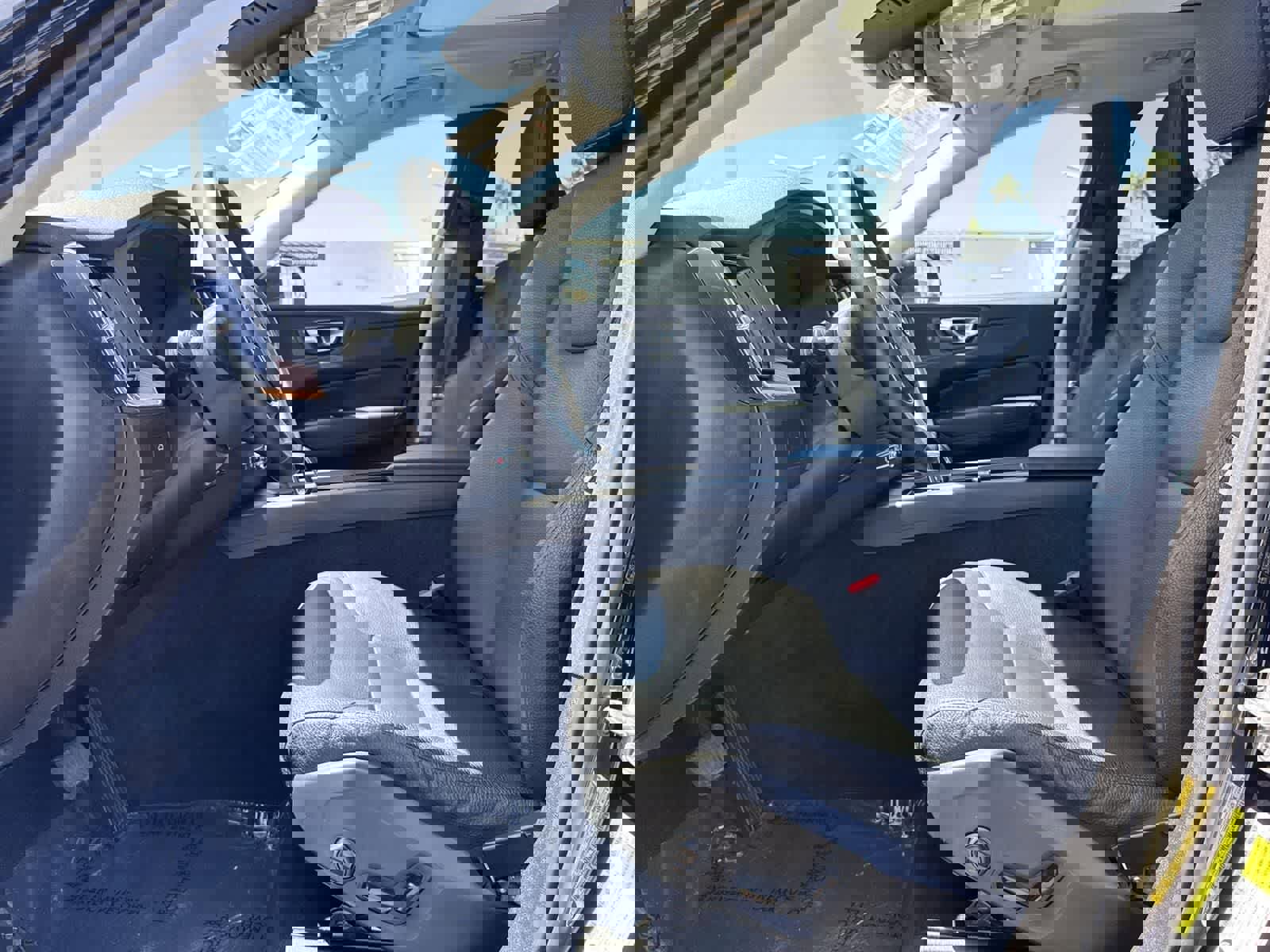 Used 2023 Volvo XC60 B5 Plus image 22