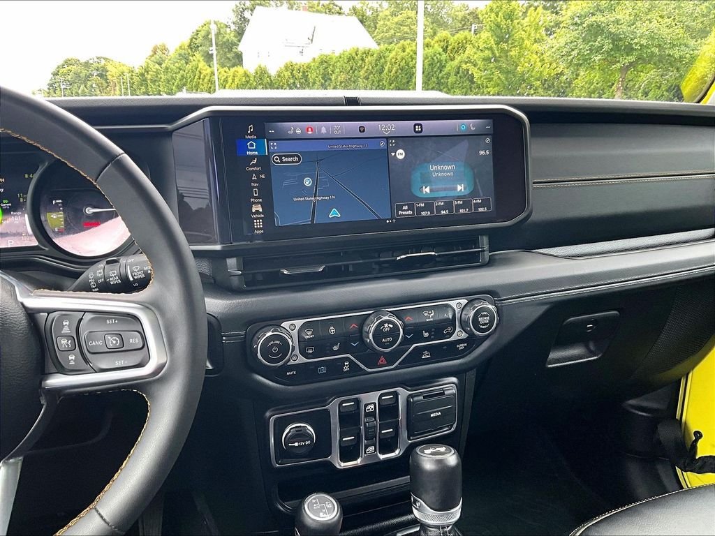 Used 2024 Jeep Wrangler Unlimited Sahara w/ Technology Group AWD/4WD image 18