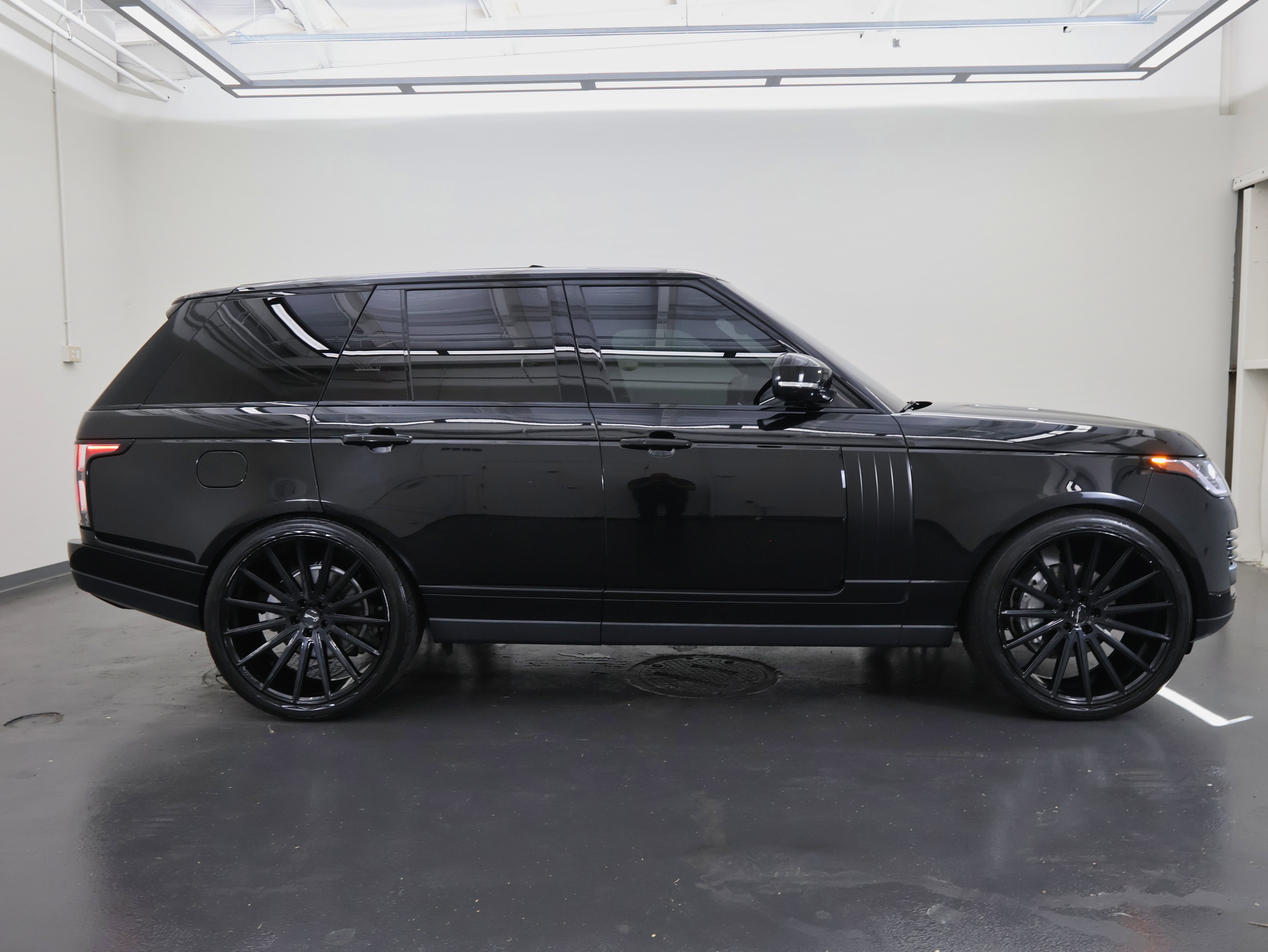 Used 2020 Land Rover Range Rover image 2
