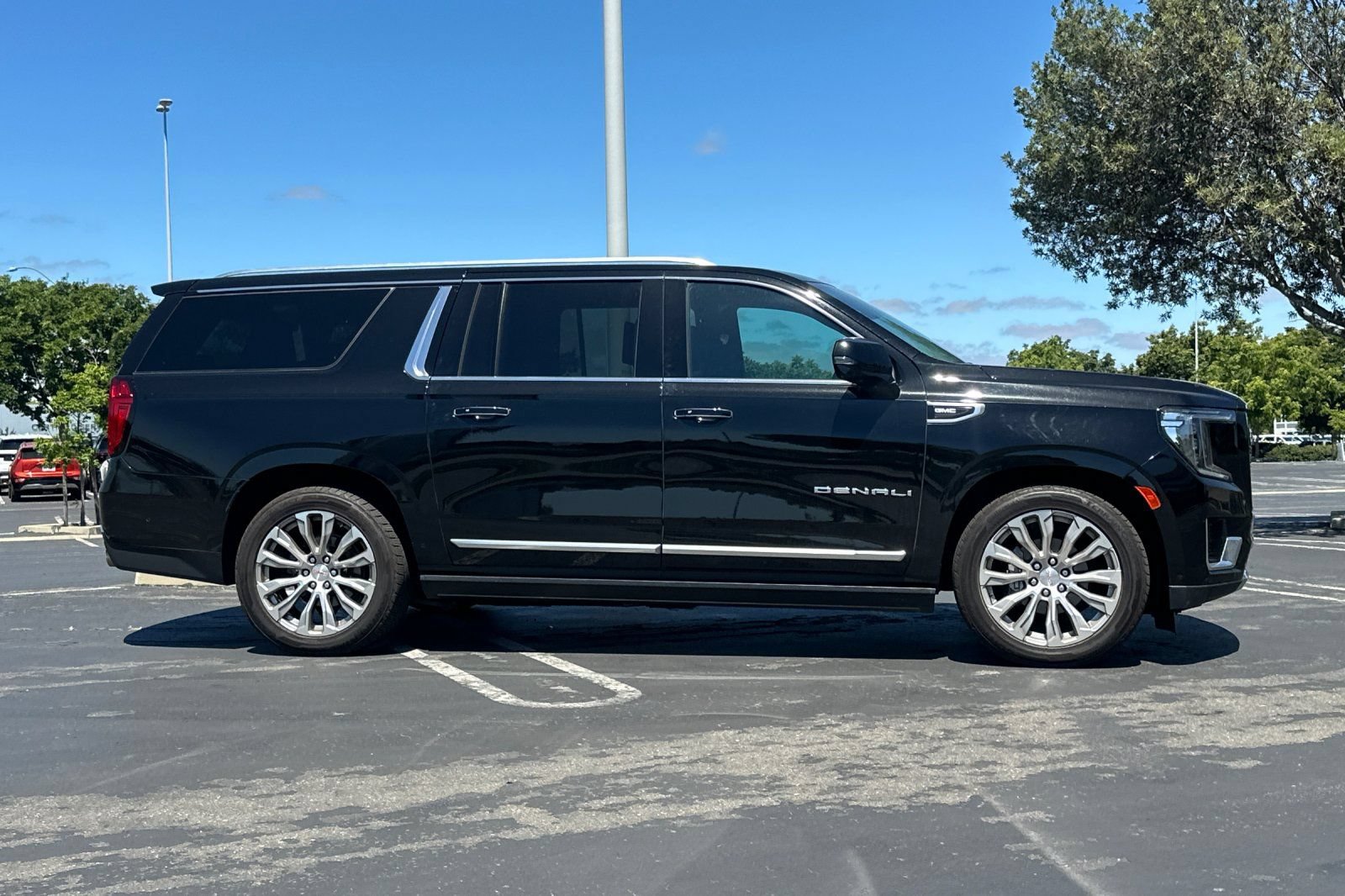 Used 2023 GMC Yukon XL Denali w/ Denali Reserve Package AWD/4WD image 3