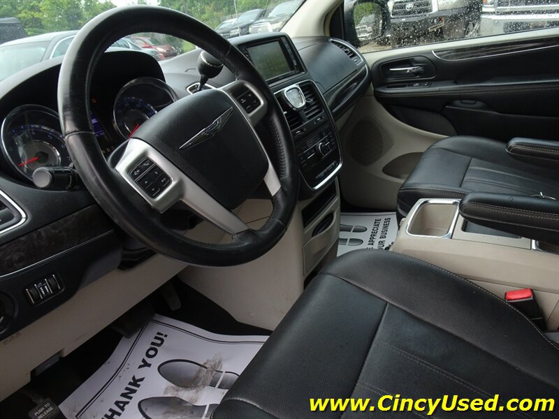 Used 2016 Chrysler Town & Country Touring FWD image 13