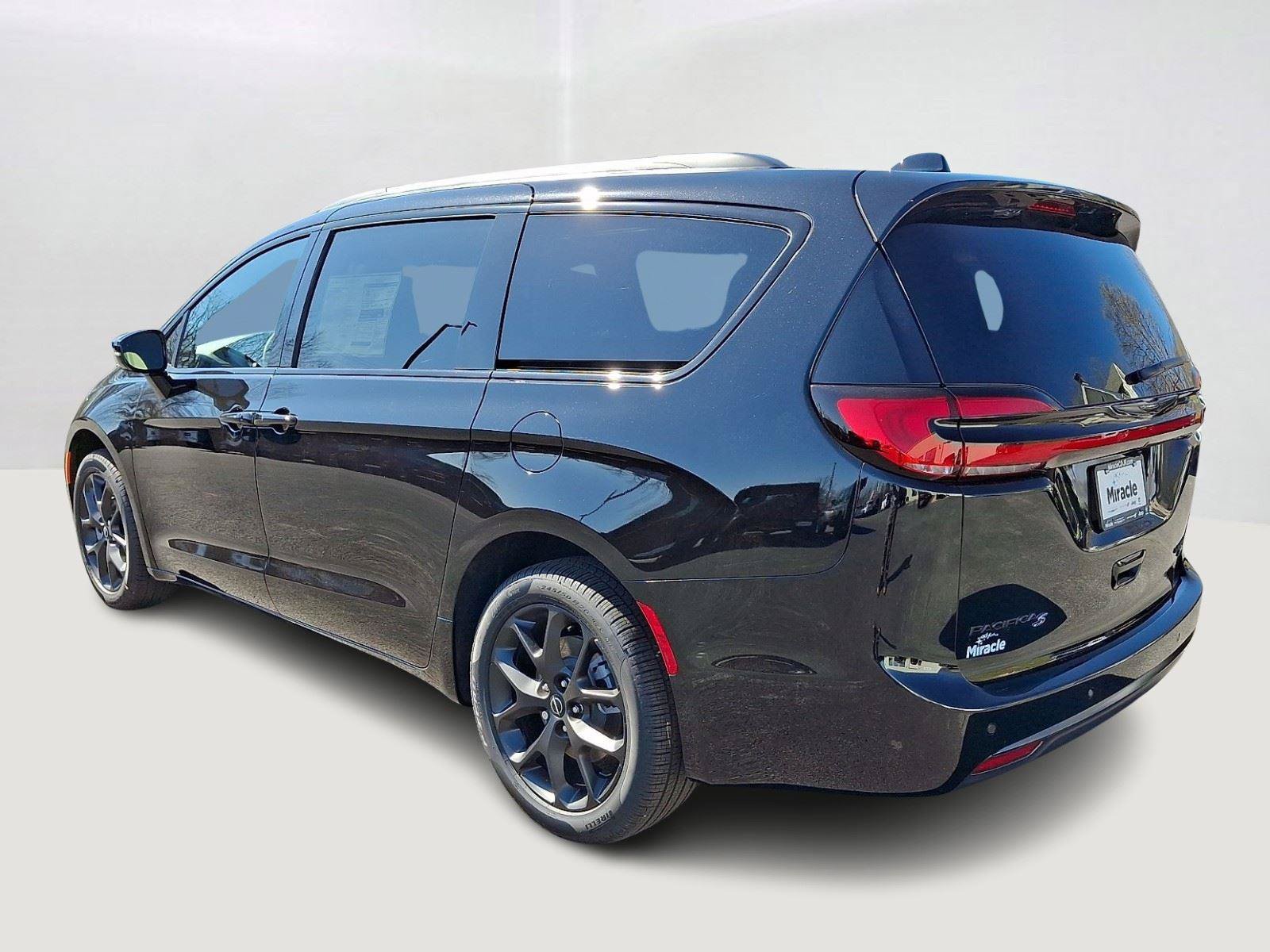 New 2026 Chrysler Pacifica Limited w/ S Appearance Package AWD/4WD image 5