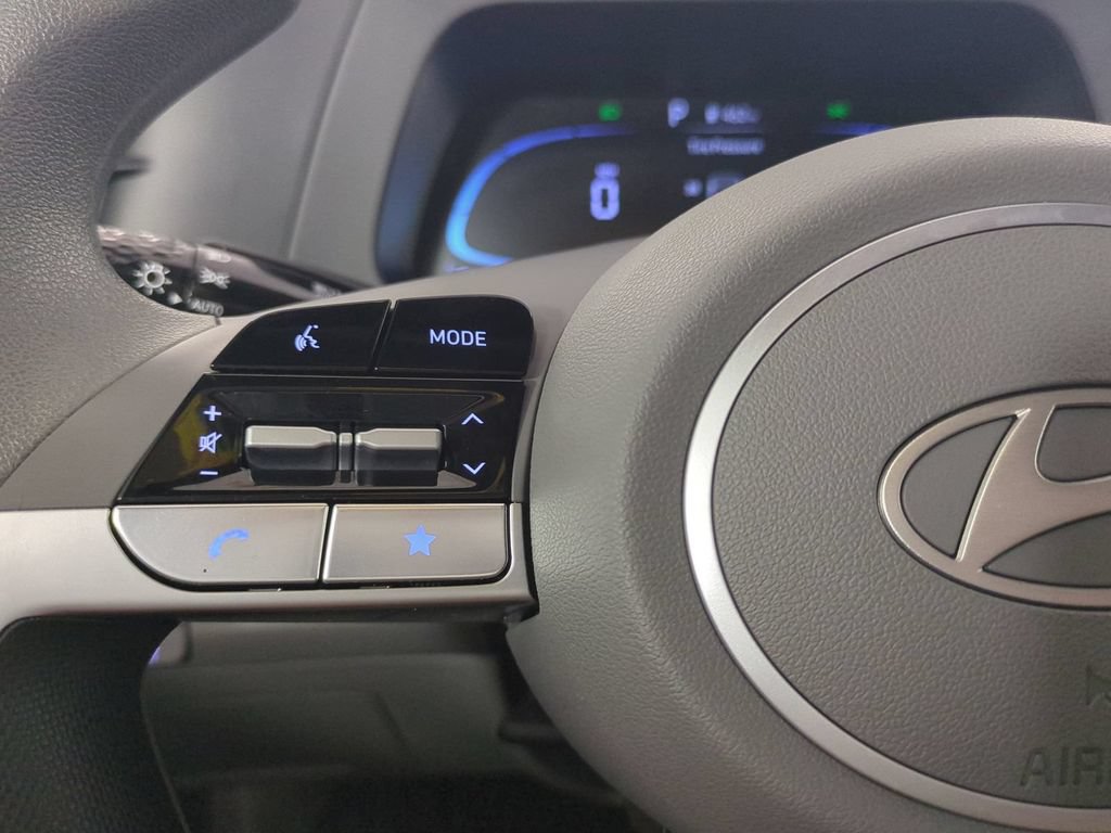 Used 2025 Hyundai Elantra SE FWD image 29