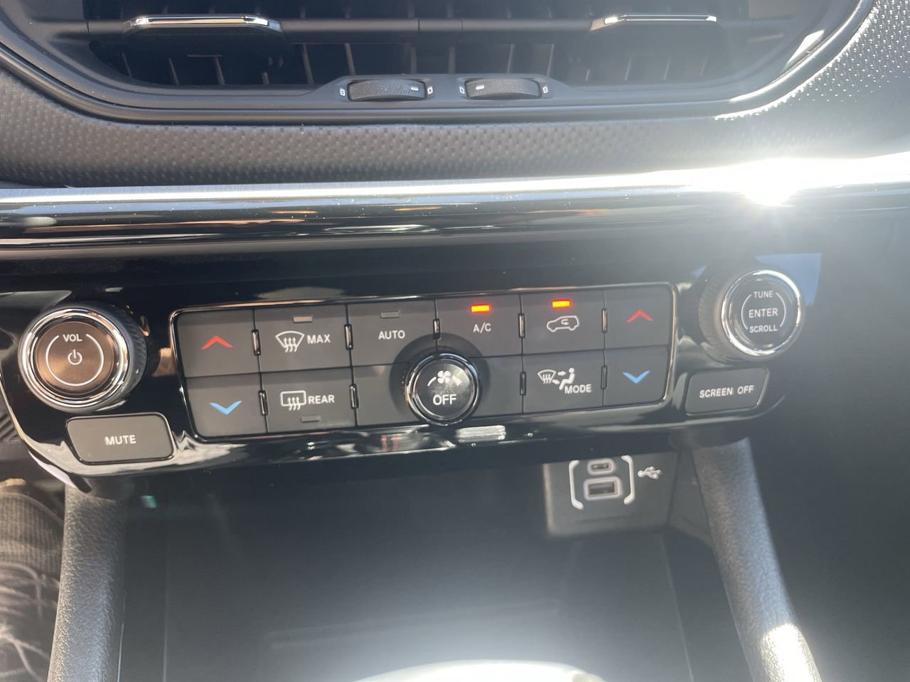 Used 2025 Jeep Compass Trailhawk AWD/4WD image 21