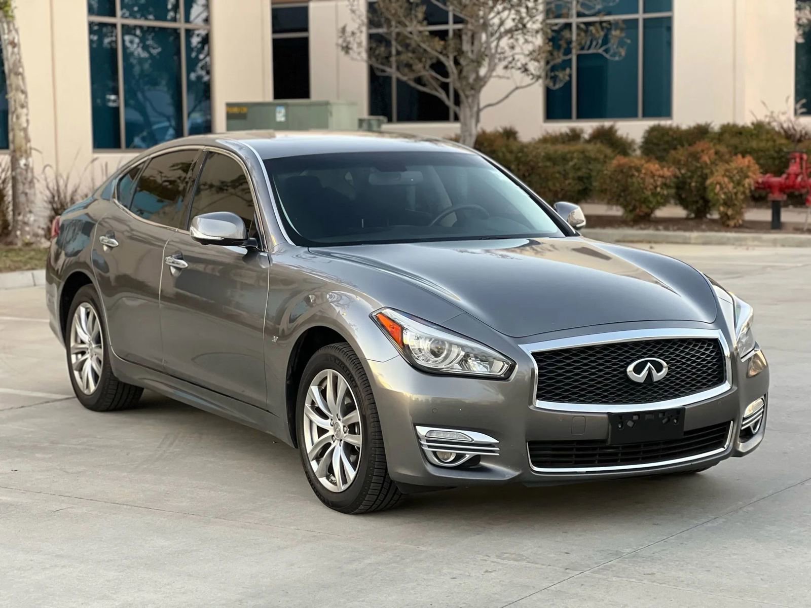 Used 2018 INFINITI Q70 Luxe image 3