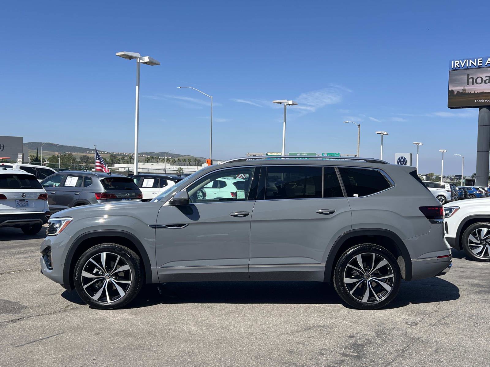 Certified 2025 Volkswagen Atlas SEL Premium R-Line image 2